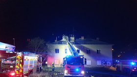 Při požáru budovy v Kvítkovicích zemřel jeden člověk.