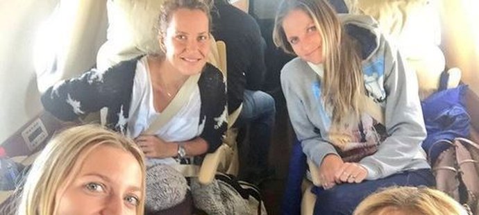Petra Kvitová měla se svými spoluhráčkami na cestě do Rumunska dobrou náladu