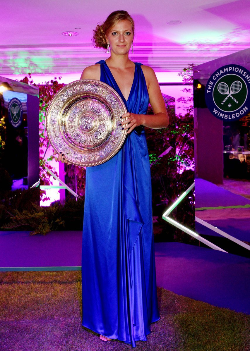 Petra Kvitová na wimbledonském plese vítězů zazářila, v modrých šatech jí to seklo. Vstoupit do celebrit se ale české tenistce vůbec nechce.