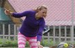 Petra nesmí zapomínat na tenis. Stačí si i pinknout v pink elasťákách.