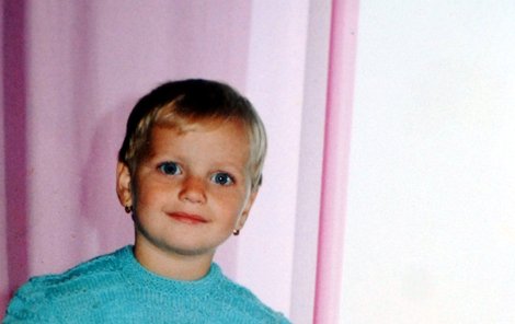 4 roky - Petra Kvitová s oblíbeným růžovým slonem. Častěji si ale hrála s tenisovou raketou.