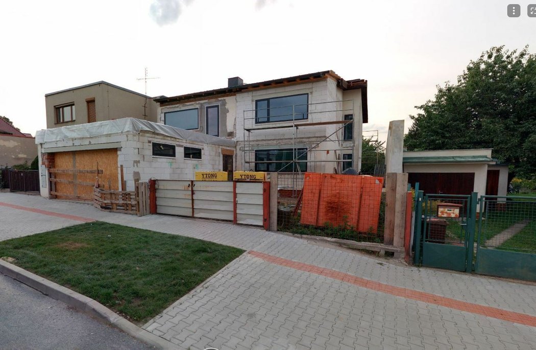 Tento dům na okraji Prahy koupil v roce 2020 manžel Petry Kvitové za 13,5 milionu Kč.
