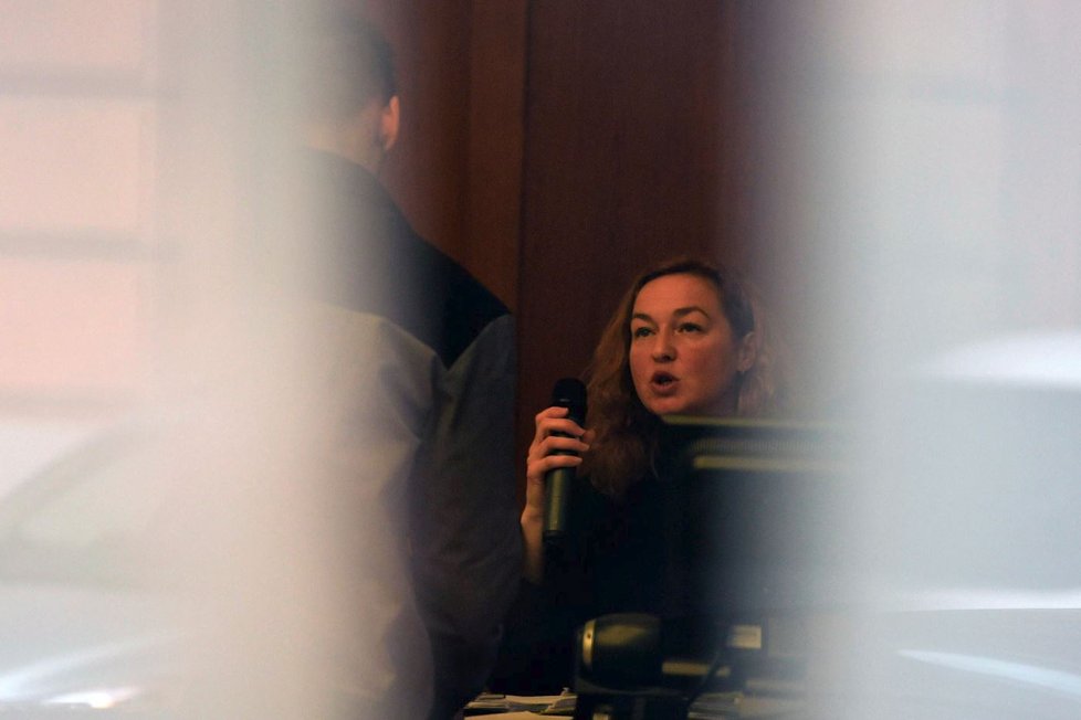 Soudkyně Dagmar Bordovská hovoří s obžalovaným Radimem Žondrou.