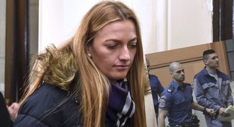 Žondrova obhajoba si stěžuje kvůli výpovědi Kvitové mimo soudní síň