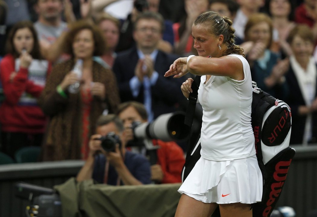 Nemocná Petra Kvitová nezvládla čtvrtfinálový zápas a s Wimbledonem se rozloučila.