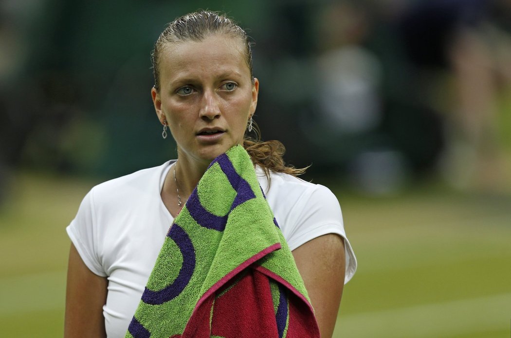 Nemocná Petra Kvitová nezvládla čtvrtfinálový zápas a s Wimbledonem se rozloučila.