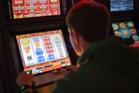 Babiš myslí jen na daně, a ne lidi, hřímají aktivisté kvůli hazardu