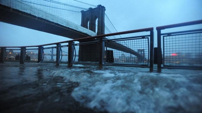 Kvůli Sandy se z břehů vylila East River