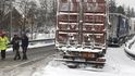 Kvůli vydatnému sněžení v noci a ráno 16. února jsou silnice v Moravskoslezském kraji sjízdné jen se zvýšenou opatrností, některé jsou úplně uzavřené. Kolona kamionů (na snímku pořízeném v Třinci-Neborech) se táhne od Českého Těšína až do Mostů u Jablunkova. Někteří řidiči stojí v koloně už od včerejšího odpoledne. Kvůli vydatnému sněžení v noci a ráno 16. února jsou silnice v Moravskoslezském kraji sjízdné jen se zvýšenou opatrností, některé jsou úplně uzavřené. Kolona kamionů (na snímku pořízeném v Třinci-Neborech) se táhne od Českého Těšína až do Mostů u Jablunkova. Někteří řidiči stojí v koloně už od včerejšího odpoledne.