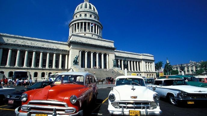 Kvůli vysokým cenám nových zahraničních automobilů se Kubánci i nadále spolehají na letitý vozový park.