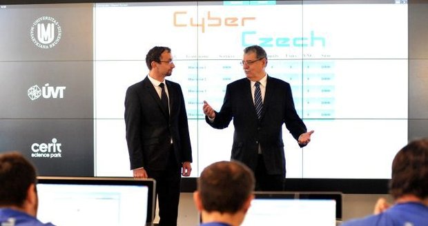 Mohutný kybernetický útok na jadernou elektrárnu simulovalo cvičení Cyber Czech 2015, které se konalo v polygonu Masarykovy univerzity v Brně. Účastnily se ho dva početné týmy informatiků a expertů na kybernetickou bezpečnost z akademických pracovišť, ministerstev, průmyslové sféry i Národního bezpečnostního úřadu. V praxi mnozí z nich čelí při ochraně důležitých provozů skutečným hackerům.