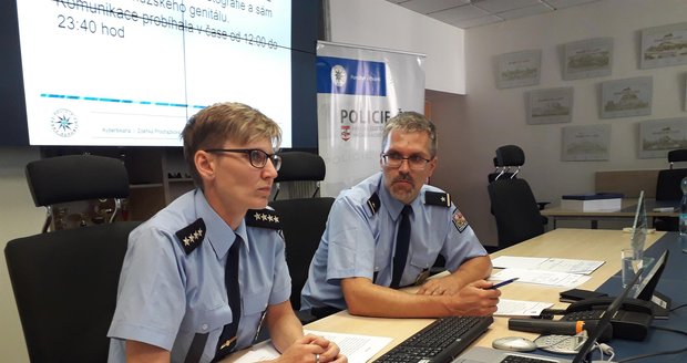 Brněnští policisté Zdeňka Procházková a Pavel Šváb informují o kybernetických útocích pedofilů na děti.