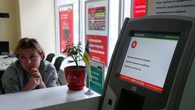 Kvůli útoku počítačového viru na Ukrajině nefungovaly bankomaty ani jiné bankovní služby.