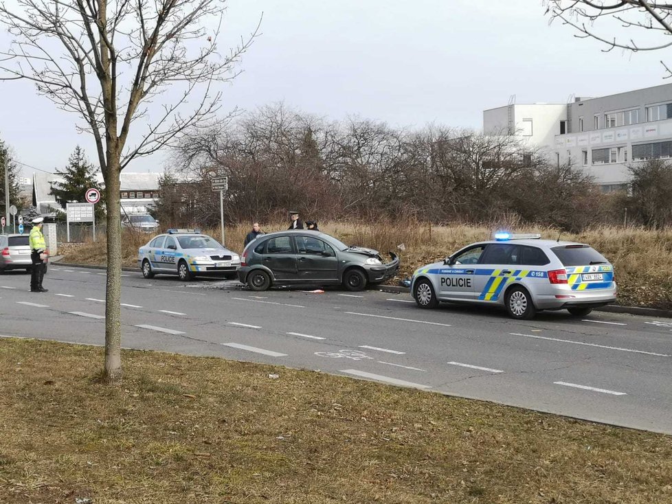 Řidič utekl od nehody v Broumarské ulici, byl zfetovaný.