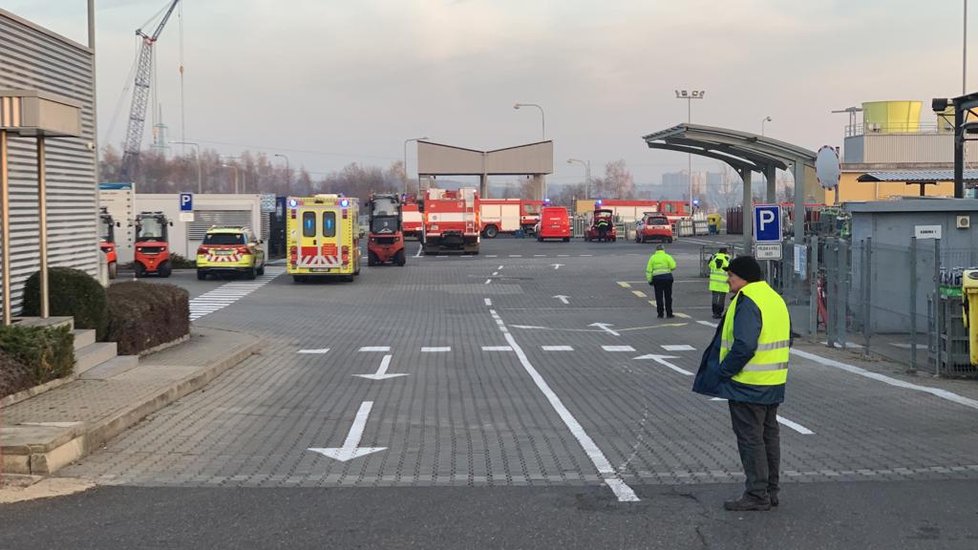 Požár zachvátil průmyslovou halu v pražských Kyjích.