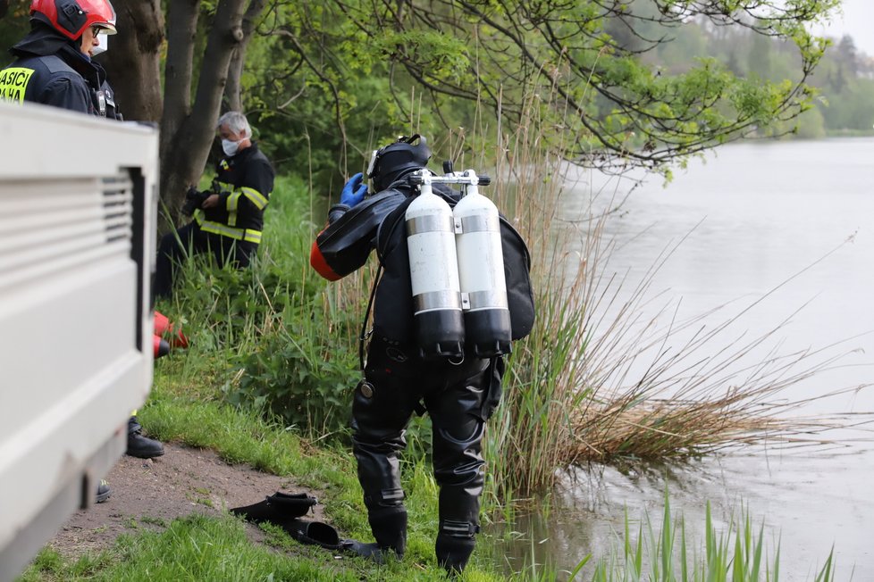 Do rybníka v pražských Kyjích sjela v pátek 14. května dodávka. Na místě zasahovali potápěči z pražského hasičského sboru.