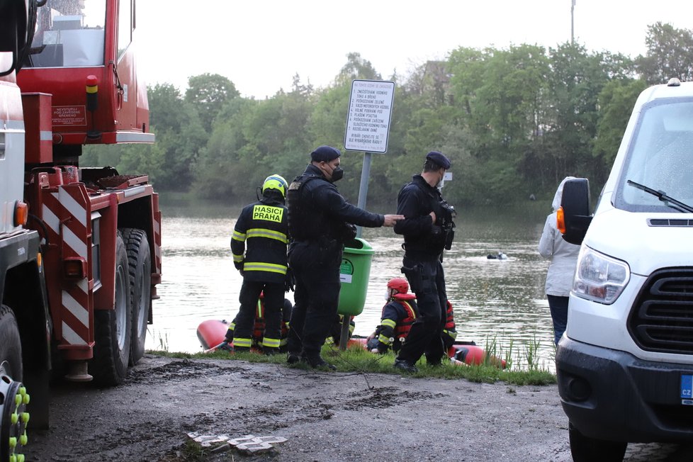 Do rybníka v pražských Kyjích sjela v pátek 14. května dodávka. Na místě zasahovali potápěči z pražského hasičského sboru.