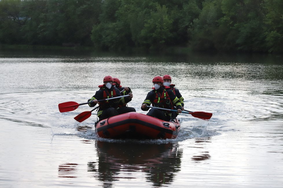 Do rybníka v pražských Kyjích sjela v pátek 14. května dodávka. Na místě zasahovali potápěči z pražského hasičského sboru.