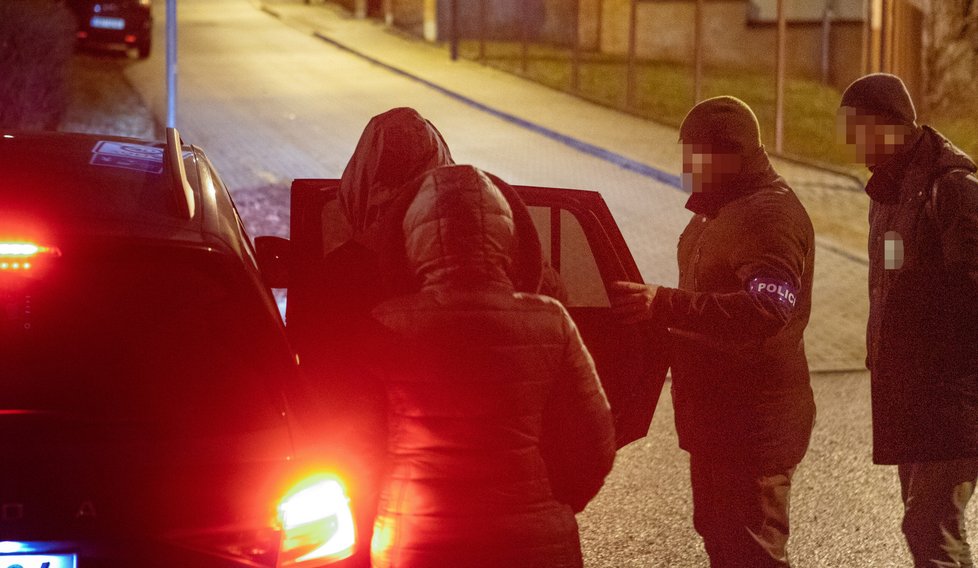 Kriminalisté se v pátečních pozdních hodinách vrátili na místo vraždy v Kyjích. S sebou měli muže, který měl na rukou pouta.