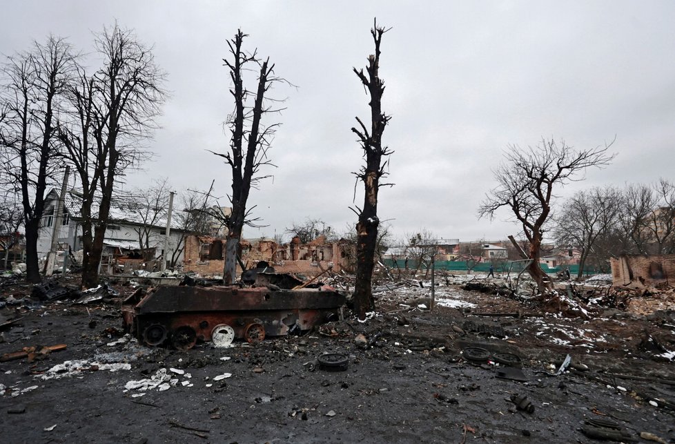 Zničený ruský konvoj vojenské techniky v obci Buča u Kyjeva.