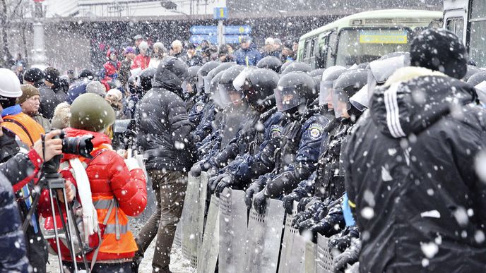 V pondělí 9.prosince 2013 po poledni se kolem Majdanu nezaležnosti stáhla smyčka policejního obklíčení. Vláda se rozhodla, že na Majdan pustí jen lidi, ale ne zásobování, vodu a potraviny. Začala blokáda centra revoluce, vše potřebné je odteďka nutné donést na náměstí v rukou. Fotografie jsou z policejního obklíčení na ulici Kreščatyk.
