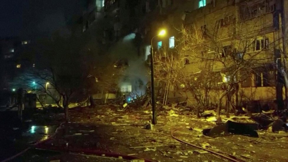 Poničený obytný dům po explozi v Kyjevě (25.2.2022)