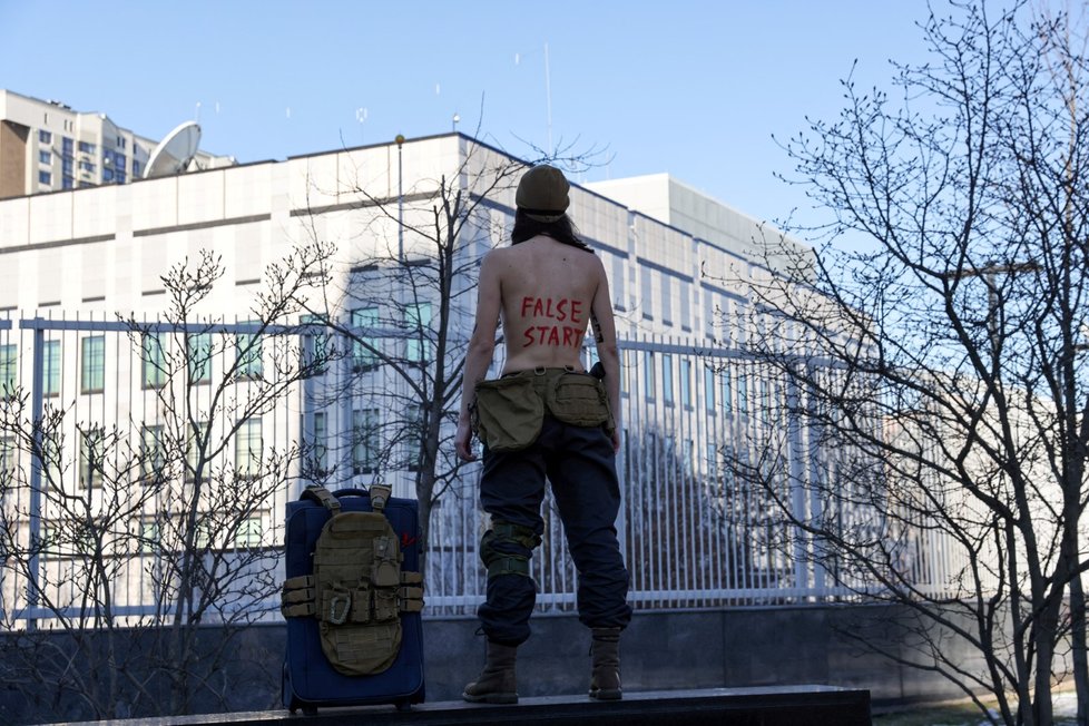 Aktivistka Femen se vysmívá úprku amerických diplomatů z Kyjeva.