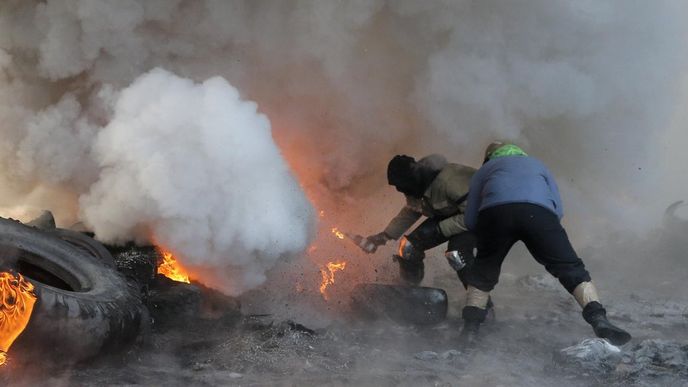 Kyjev hlásí další střety, dav zaútočil na budovu plnou policistů Kyjev hlásí další střety, dav zaútočil na budovu plnou policistů