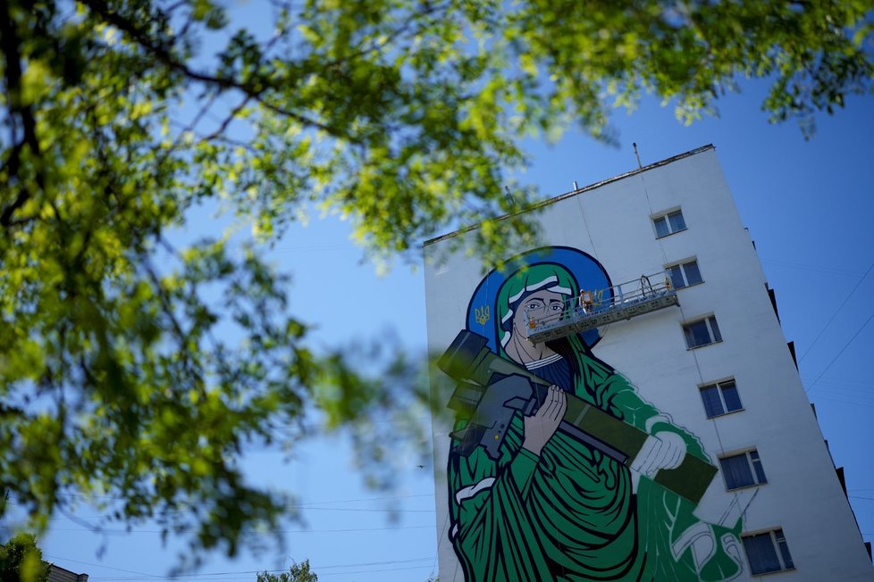 Grafika „svaté Javeliny“ na obytném domě v Kyjevě (24.5.2022)