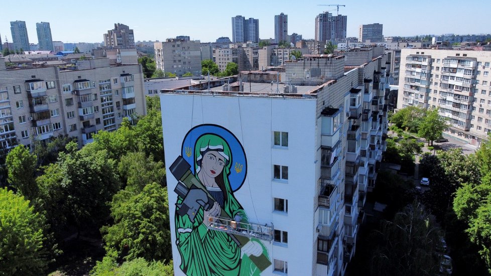 Grafika „svaté Javeliny“ na obytném domě v Kyjevě (24.5.2022)