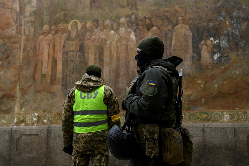 Ukrajinští strážci zákona kontrolují jeden z kostelů kyjevského kláštera Pečerská lavra