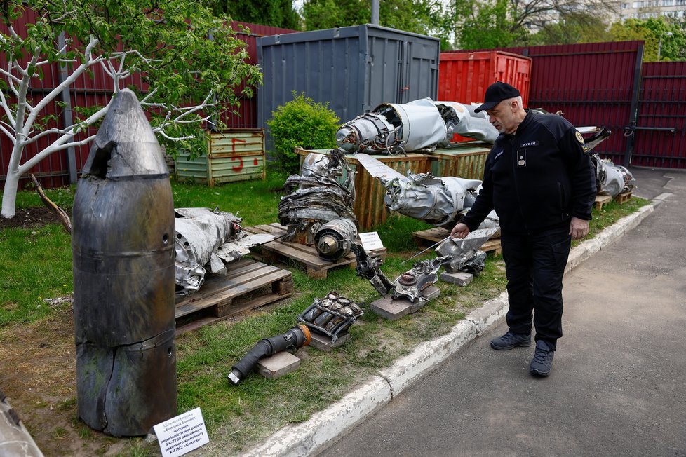 Oleksandr Ruvin, šéf forenzního výzkumného ústavu v Kyjevě, předvádí sestřelený Kinžal (12. 5. 2023).