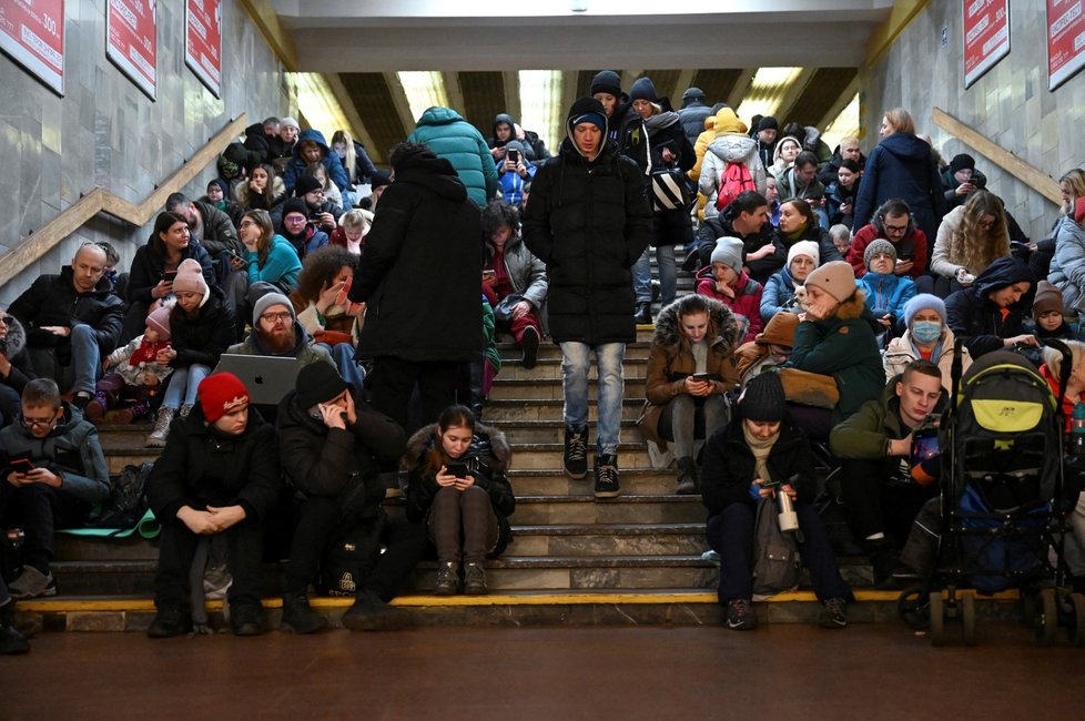 Kyjev: Obyvatelé se před raketami schovávají v krytu v metru, jak jsou zvyklí (26. 1. 2023).