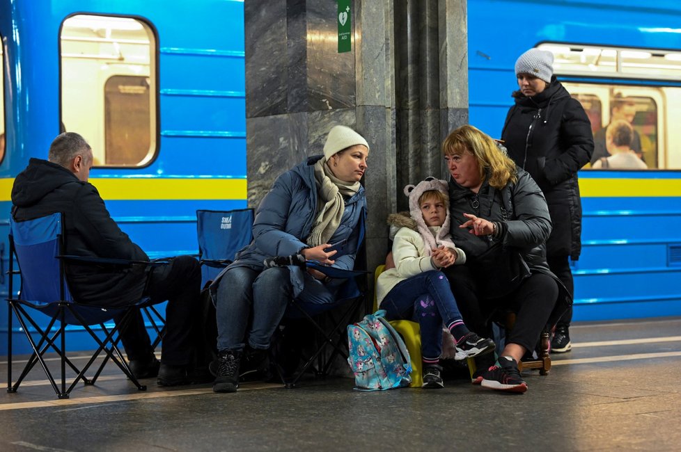 Kyjev: Obyvatelé se před raketami schovávají v krytu v metru, jak jsou zvyklí (26. 1. 2023).