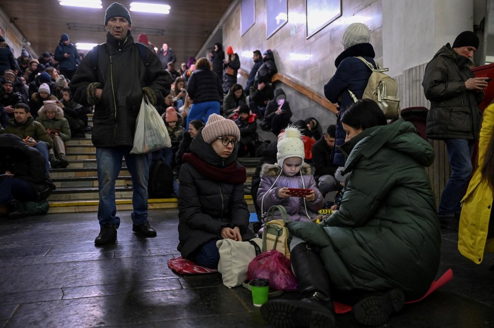 Kyjev: Obyvatelé se před raketami schovávají v krytu v metru, jak jsou zvyklí (26. 1. 2023).