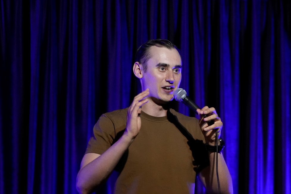 Náznak normality v Kyjevě: Vystoupení standup komika Serhije Lipka.