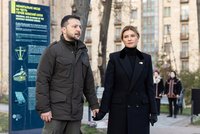 ONLINE: Zelenskyj s manželkou Olenou si připomněli „první vítězství“ a oběti z Majdanu