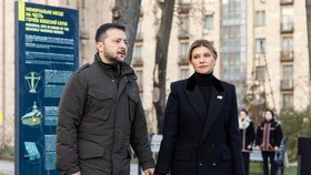 Zelenskyj s manželkou Olenou si připoměli výročí protestů na kyjevském Majdanu a oběti z té doby (21.11.2023).