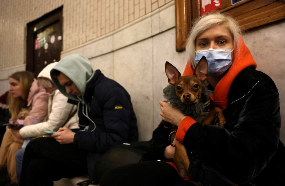 Obyvatelé Kyjeva se před ruským útokem schovávají v metru (24.2.2022)
