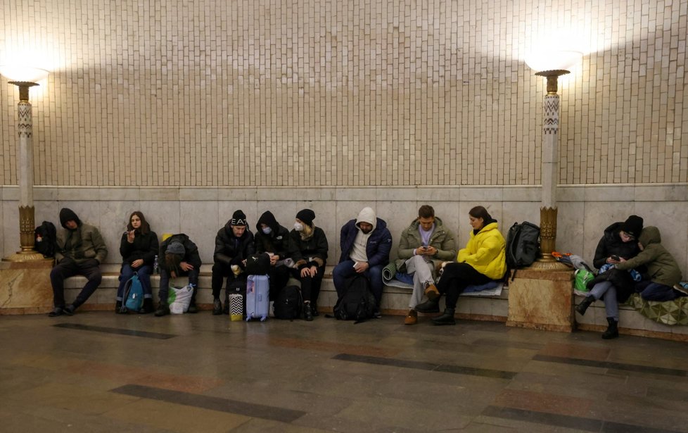 Obyvatelé Kyjeva se před ruským útokem schovávají v metru (24. 2. 2022).