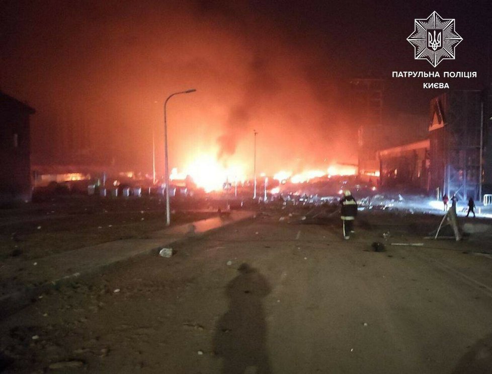 Rusové ostřelovali nákupní centrum v Kyjevě.