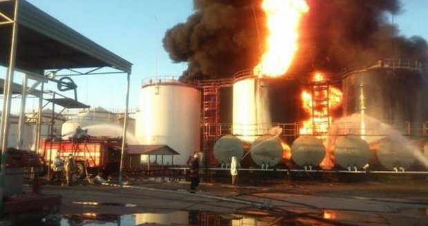 Ropné zásobníky u Kyjeva pohltily plameny: Požár založili zloději!