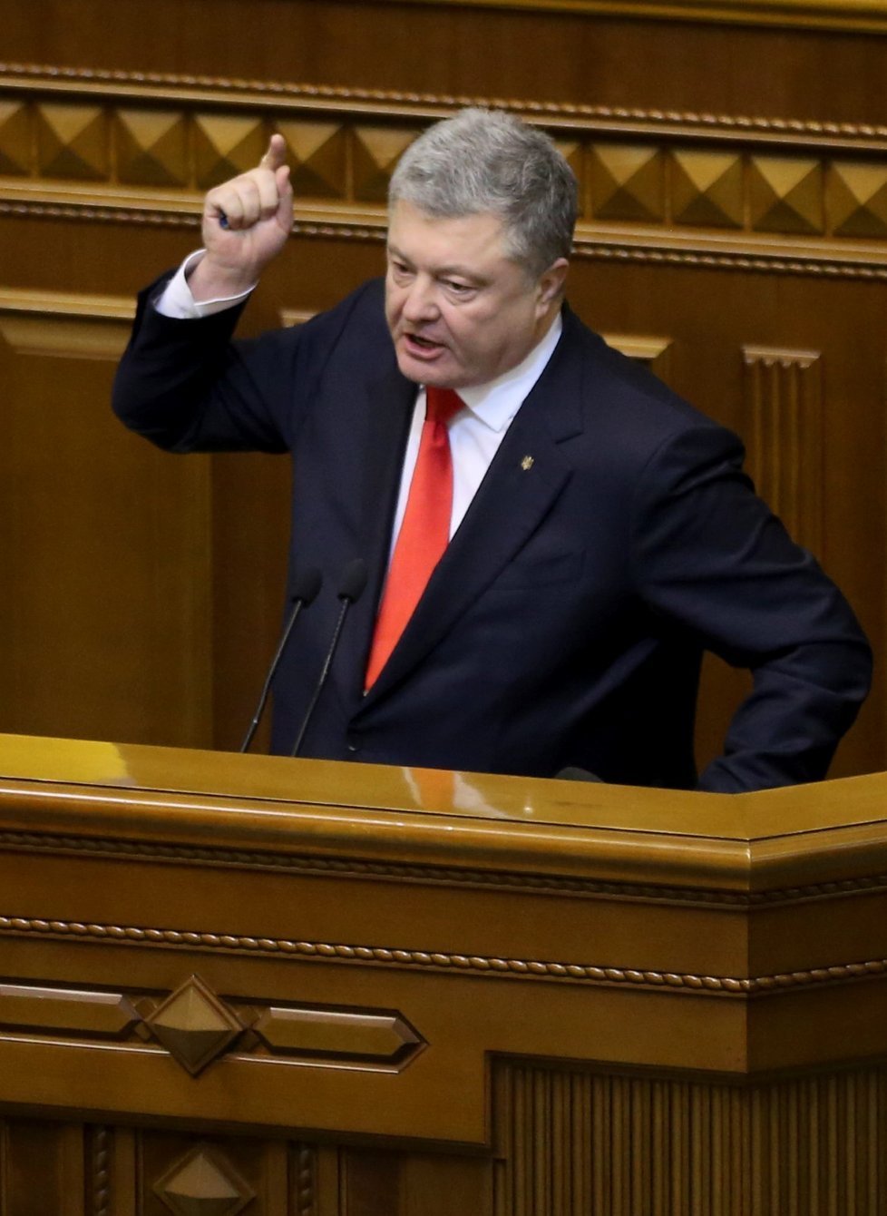 Kyjev žádá svět o pomoc proti ruské agresi, navrhuje další sankce. Na snímku prezident Petro Porošenko (26. 11. 2018)