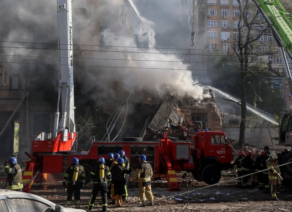 Následky ruského ostřelování Kyjeva (17.10.2022)