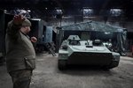Ukrajinští vojáci opravují zajatý obrněný transportér, Charkov, 3. 11. 2022
