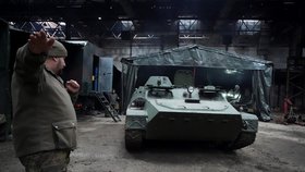Ukrajinští vojáci opravují zajatý obrněný transportér, Charkov, 3. 11. 2022