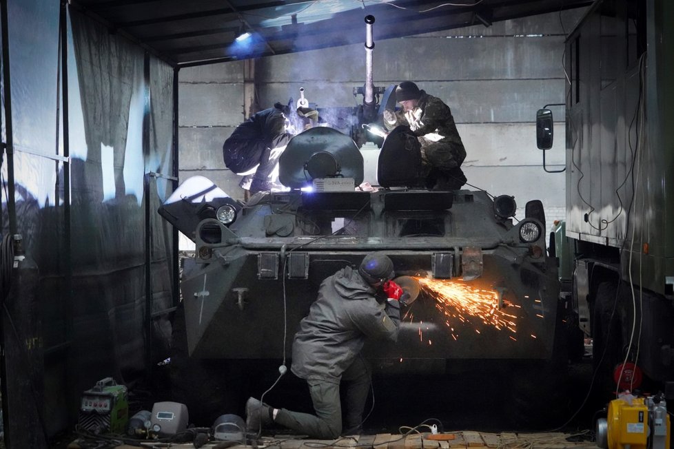 Ukrajinští vojáci opravují zajatý obrněný transportér, Charkov, 3. 11. 2022.