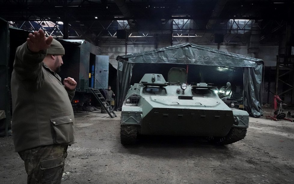 Ukrajinští vojáci opravují zajatý obrněný transportér, Charkov, 3. 11. 2022.