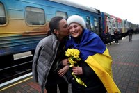 Zvědavé davy a srdceryvná setkání. Do osvobozeného Chersonu přijel první vlak z Kyjeva