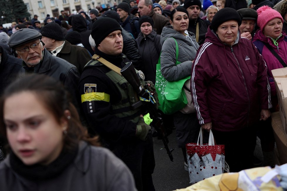 Čekání na humanitární pomoc v osvobozeném Chersonu, 18. 11. 2022